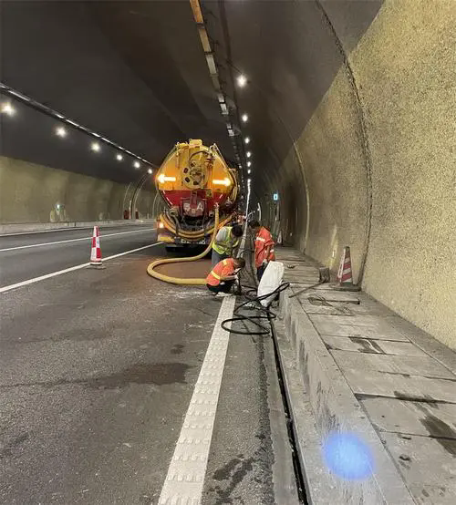 龙海隧道排水渠清淤